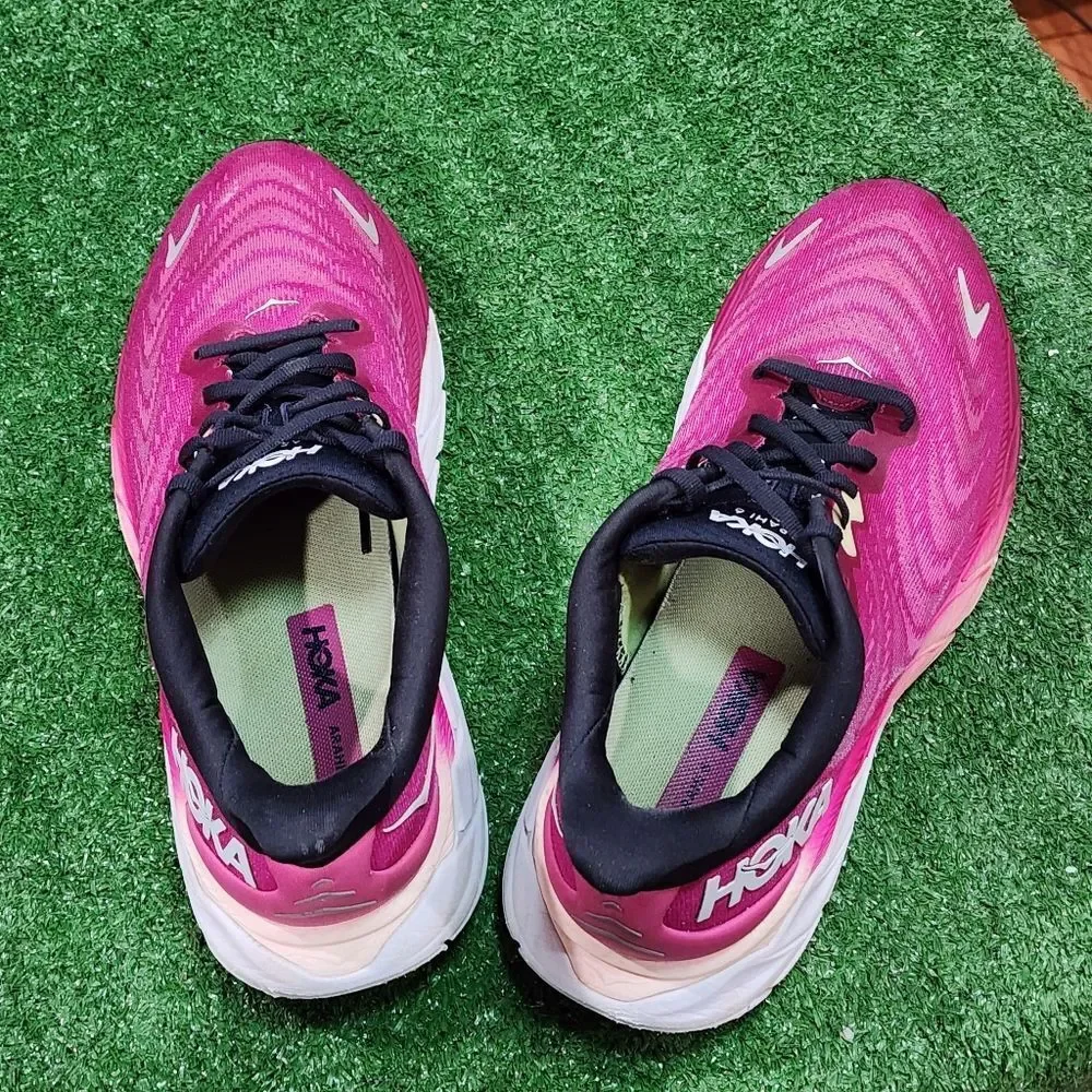 HOKA ARAHI 6 - Womens Athletic Shoes - SIZE 10B (Please See All Pictures))
